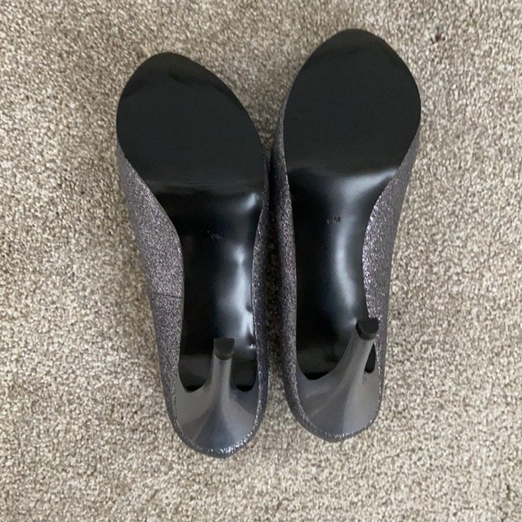 Never been worn - Guess Heel - Picture 4 of 4